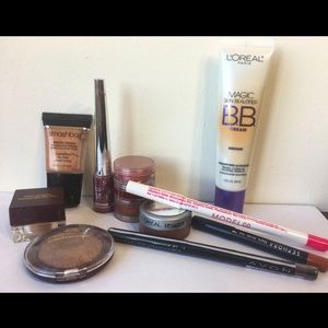 Model Co lip-liner